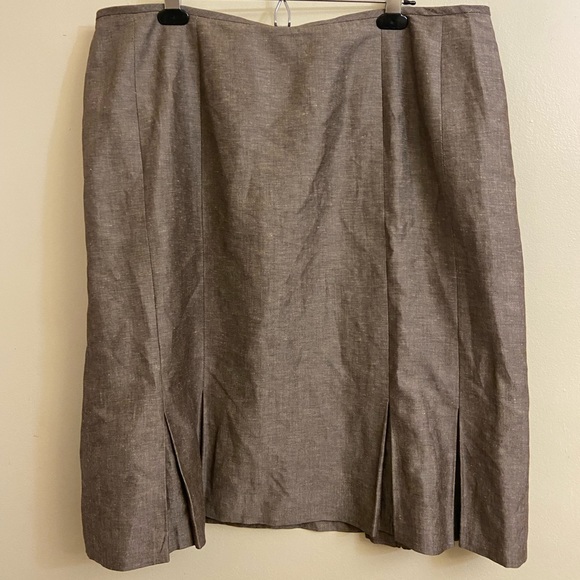 Tahari 18W Suit Linen/polyester blend skirt suit. Skirt is pleats at the bottom - Picture 2 of 3